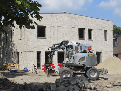 901764 Gezicht op de laatste werkzaamheden rond het nieuwe gezondheidscentrum op het Dorpsplein te Vleuten (gemeente ...